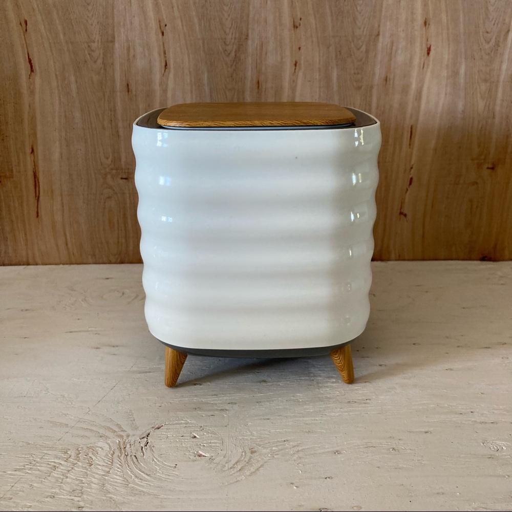 Mahli Desk Air Purifier and Essential Oil Diffuser. Electric cord included